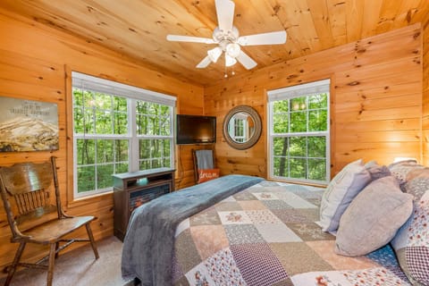 Serenity Escape Treehouse on 14 acres near Little River Canyon Casa in Fort Payne