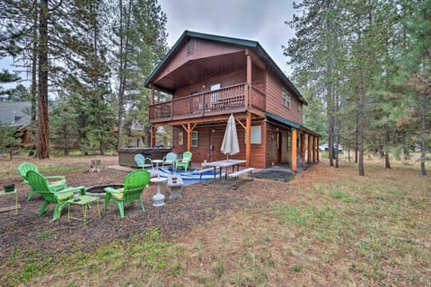 Rustic McCall Cabin with Private Hot Tub and Deck! Casa in McCall