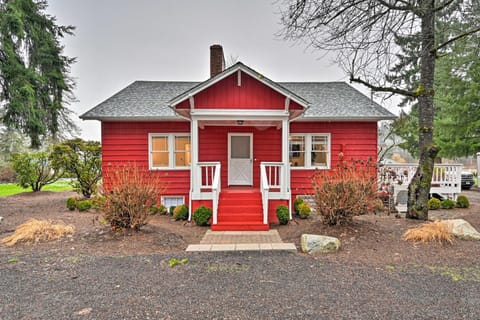 Redmond Farmhouse on 2 Acres with Deck and Grill! House in Redmond