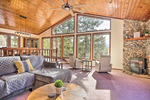 Woodland Park Hideaway with Mtn Views and Hot Tub Casa in Woodland Park