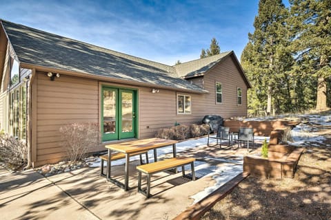 Woodland Park Hideaway with Mtn Views and Hot Tub Haus in Woodland Park
