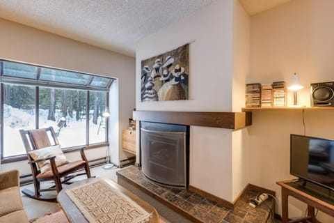 33SW - WiFi - Fireplace - Amenities - Sleeps 4 home Condominio in Glacier