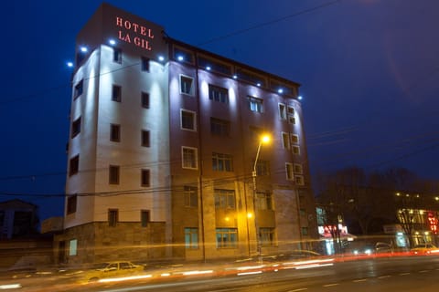 Property building, Nearby landmark, Facade/entrance, Night