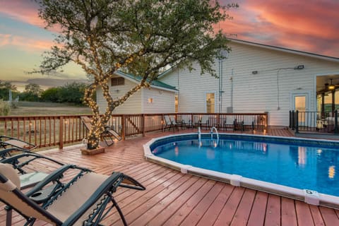 Gorgeous 10 Acre Estate POOL HOT TUB GAME ROOM Chalet in Lake Travis