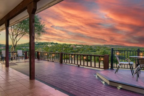 Gorgeous 10 Acre Estate POOL HOT TUB GAME ROOM Chalet in Lake Travis
