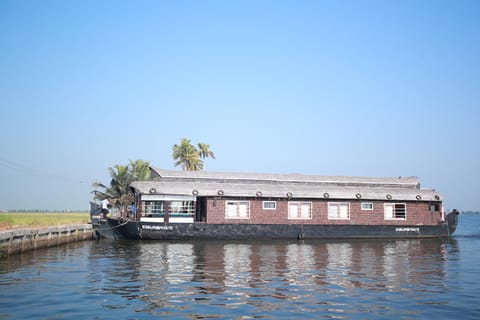 Sreekrishna Houseboat - VACCINATED STAFF Docked boat in Kumarakom