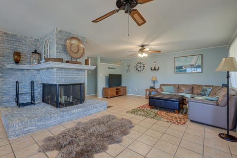 Home with Sunroom and Fire Pit - Near Canyon Lake! House in Canyon Lake
