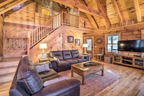 Peaceful Rocky Creek Cabin with Hot Tub! Haus in Seven Devils