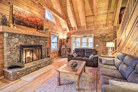 Peaceful Rocky Creek Cabin with Hot Tub! Casa in Seven Devils