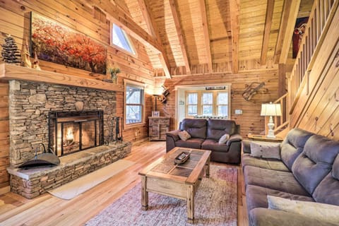 Peaceful Rocky Creek Cabin with Hot Tub! Haus in Seven Devils