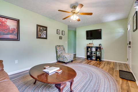 Renovated Family House Game Room, Deck and Hot Tub! Casa in Falls Township