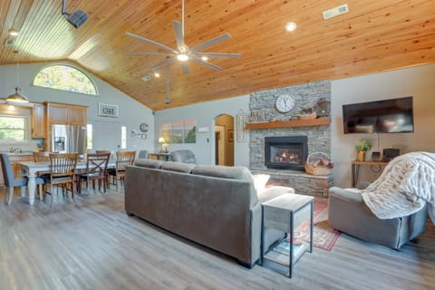 House with Mtn and Lake Views, Fire Pit 2 Mi to Lake! Maison in Beaver Lake