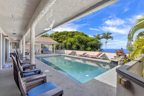 Breathtaking 180 Panoramic Ocean Views, Crystal Blue Pool, Hot Tub, BBQ Grill House in Honalo