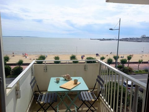 Property building, Day, View (from property/room), Balcony/Terrace, Dining area, Beach, Sea view