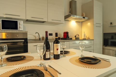 TV and multimedia, Kitchen or kitchenette, Food and drinks, Dining area, Drinks, Alcoholic drinks, stove