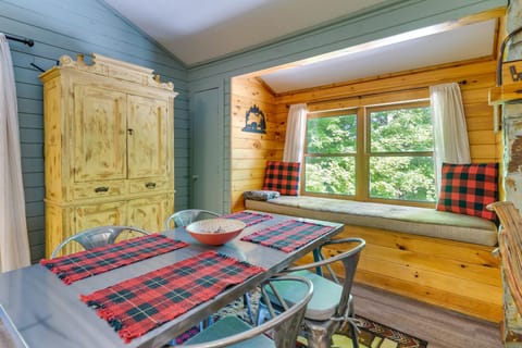 Cozy Creekside Cabin with Fire Pit and Views! House in Shooting Creek