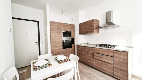 Coffee/tea facilities, Kitchen or kitchenette, Dining area