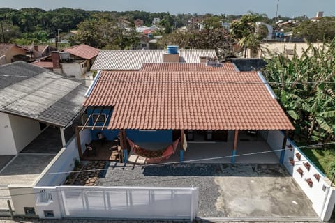 Casa na praia de Morrinhos Bombinhas para 10 pessoas, Excelente localização House in Porto Belo