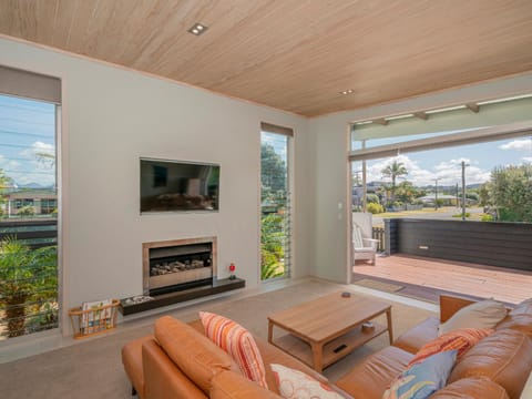 Castaway Bach - Whangamata Holiday Home House in Whangamatā