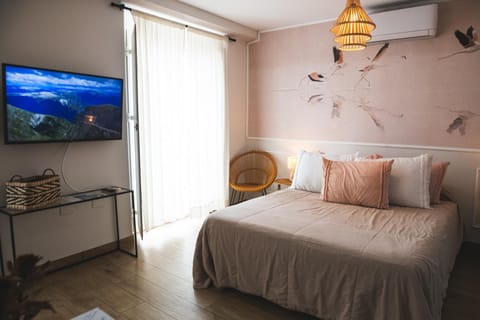 Bed, TV and multimedia, Bedroom, air conditioner