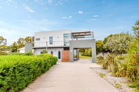 Property building, Garden, Parking