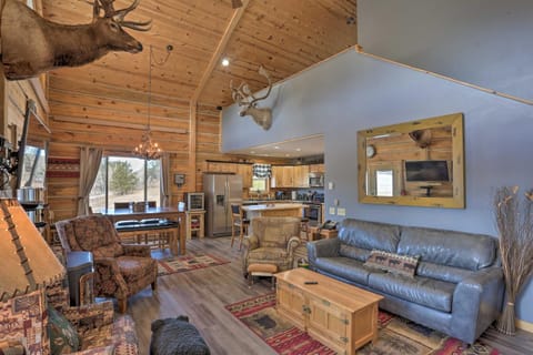 Cozy and Private Custer Cabin with Hiking On-Site Casa in West Custer Township