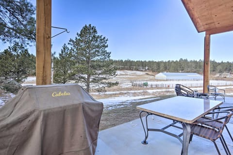 Cozy and Private Custer Cabin with Hiking On-Site Casa in West Custer Township