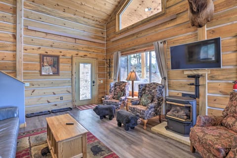 Cozy and Private Custer Cabin with Hiking On-Site Haus in West Custer Township