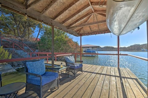 Lakefront Getaway with Boat Dock, Canoe, Grill! Haus in Granbury