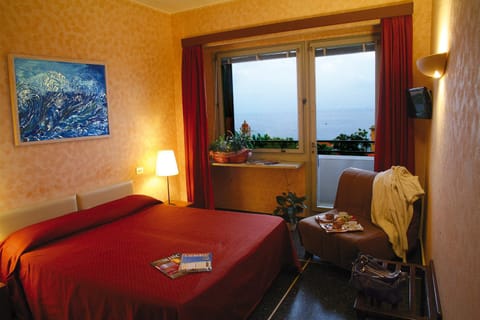 Bed, Day, Photo of the whole room, Photo of the whole room, Food, Sea view