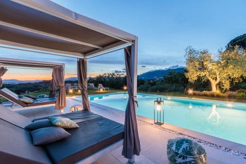 LOSE THE WORLD. FIND YOURSELF. VILLA DUEMANI, 8 BEDROOMS, PANORAMIC POOL & SPA Villa in Capannori