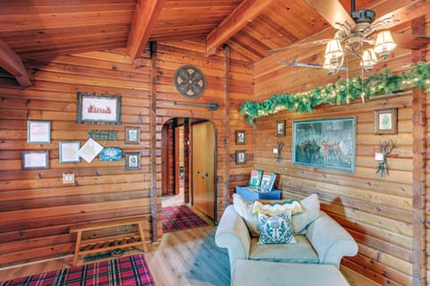 Pet-Friendly Cabin with Fire Pit and Game Room! Casa in Running Springs