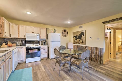 Vibrant Home about 7 Mi to Fort Worth Stockyards! Apartment in Fort Worth