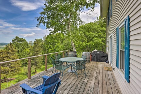 Spectacular Views with Deck, Fire Pit, and Game Room! Maison in Keuka Lake