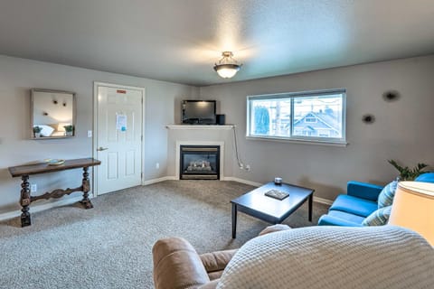 Apartment with Gas Fireplace about half Mi to Beach! Condo in Anacortes