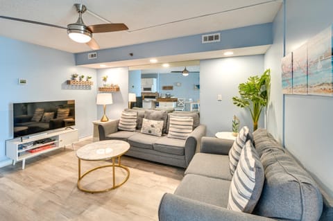 Cozy Coastal Condo with Airy Oceanfront Balcony Apartment in Crescent Beach