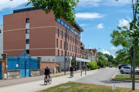 Property building, Neighbourhood