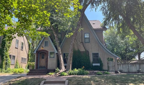 Historic Twin Tudors Inn Bed and Breakfast in Sioux Falls