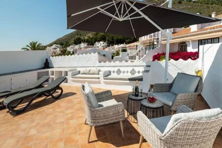 Hermosa casa con terraza e increíbles vistas al mar y la montaña House in Nerja