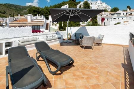 Hermosa casa con terraza e increíbles vistas al mar y la montaña House in Nerja