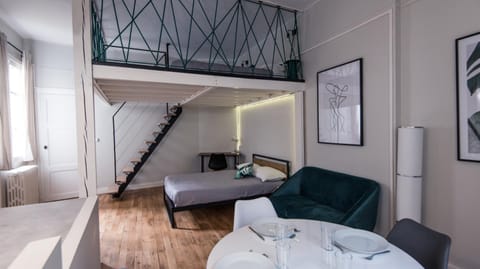 Photo of the whole room, Seating area