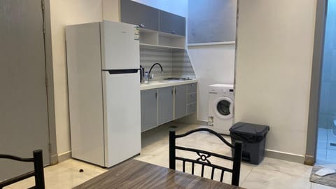 Kitchen or kitchenette, minibar, oven, washing machine