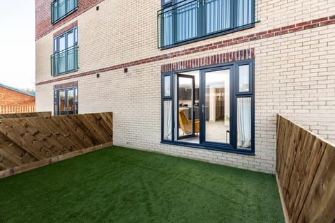 Avery House 2 - Two Bedroom with Outdoor Terrace by BPNE Apartment in Darlington
