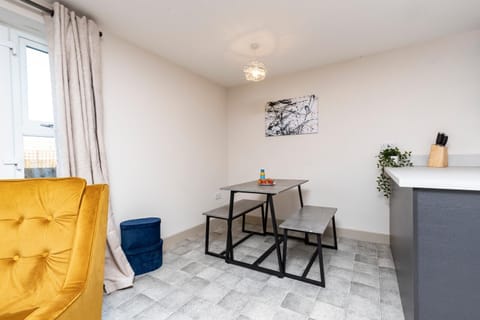 Avery House 2 - Two Bedroom with Outdoor Terrace by BPNE Apartment in Darlington