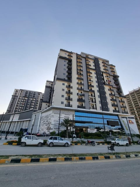 Three Bed Attached Bath Netflix Wifi Smart TV Parking WFH Desk Appartamento in Islamabad
