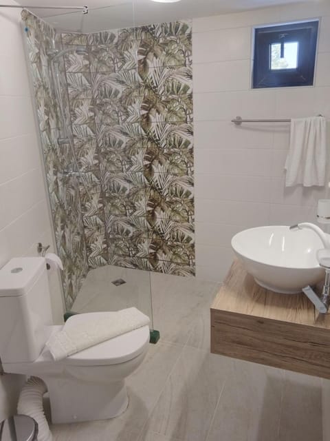 Shower, Toilet