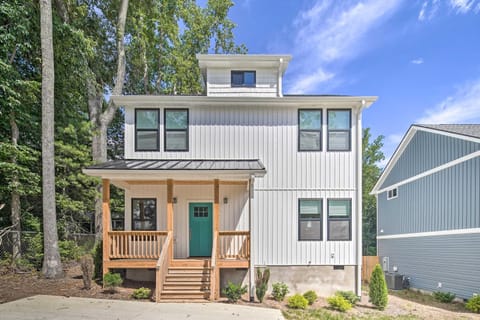 Bright and Beautiful Home by Biltmore Village! House in Asheville