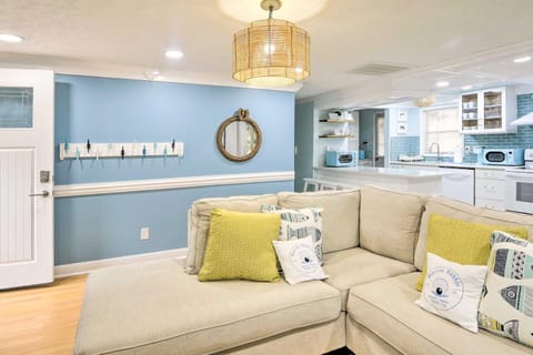 Bright Retreat with Fire Pit - Walk to the Beach! Maison in Atlantic Beach