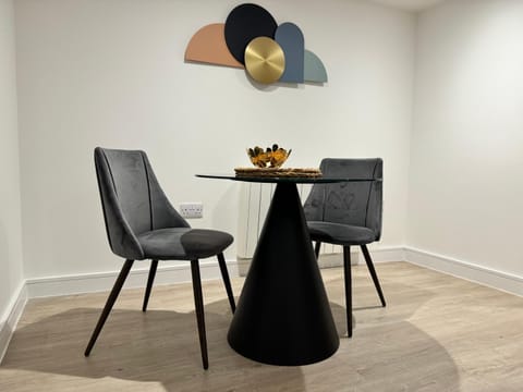 Seating area, Dining area