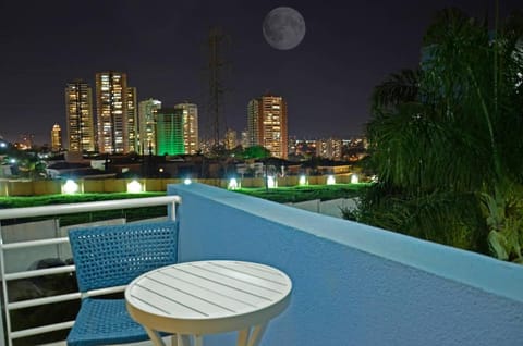 Flat Completo aconchegante 200 metros da Avenida Fiúsa em Ribeirão Wohnung in Ribeirão Preto
